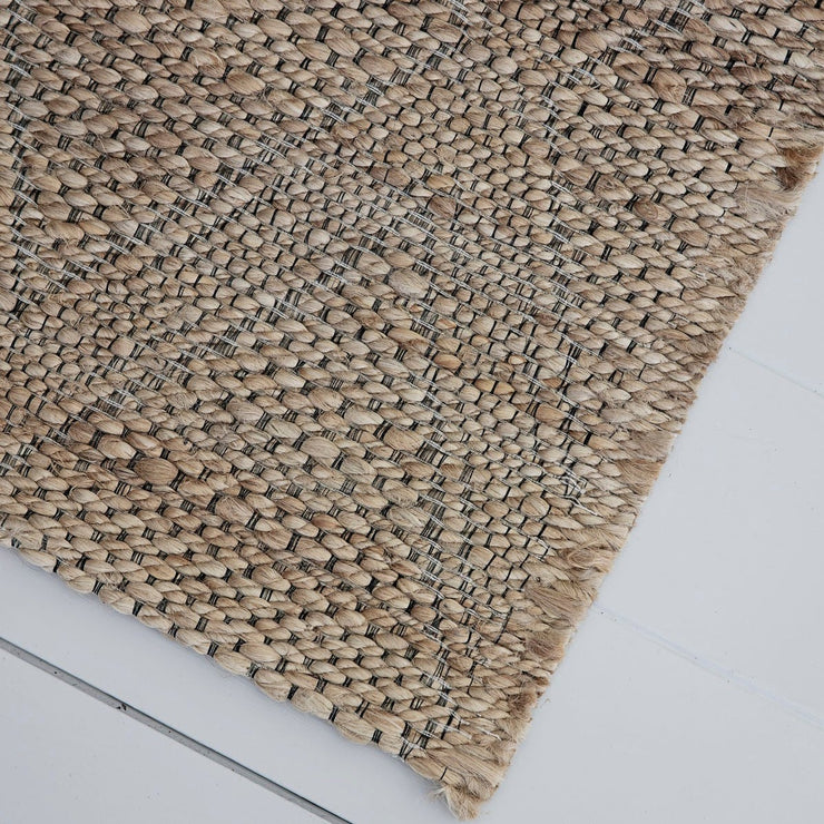 Teppeserien Mara fra House Doctor har en behagelig beige farge med et subtilt vevd mønster, og er laget i av naturlige materialer.