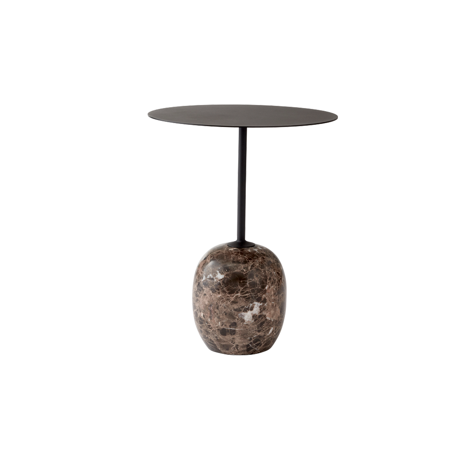 Det vakre sidebordet Lato LN8 fra &tradition, ligner ved første øyekast en skulptur. Den runde bordplaten balanserer vakkert på en base i marmor, og er designet av Luca Nichetto.