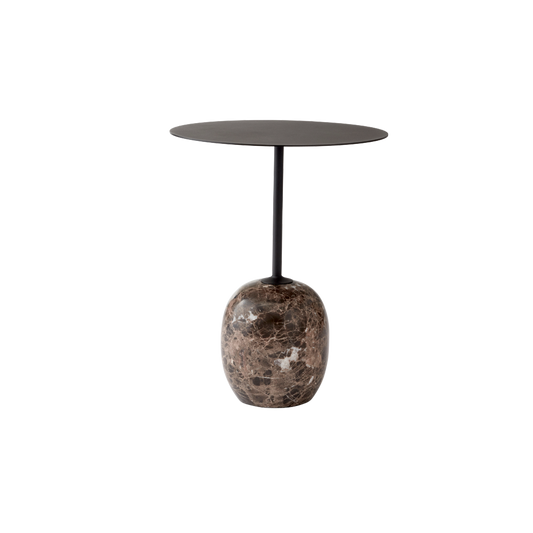 Det vakre sidebordet Lato L8 fra &amp;tradition, ligner ved første øyekast en skulptur. Den runde bordplaten balanserer vakkert på en base i marmor, og er designet av Luca Nichetto