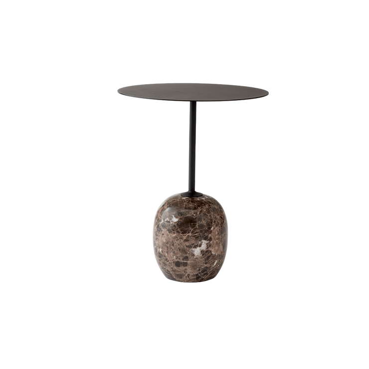 Det vakre sidebordet Lato LN8 fra &tradition, ligner ved første øyekast en skulptur. Den runde bordplaten balanserer vakkert på en base i marmor, og er designet av Luca Nichetto.