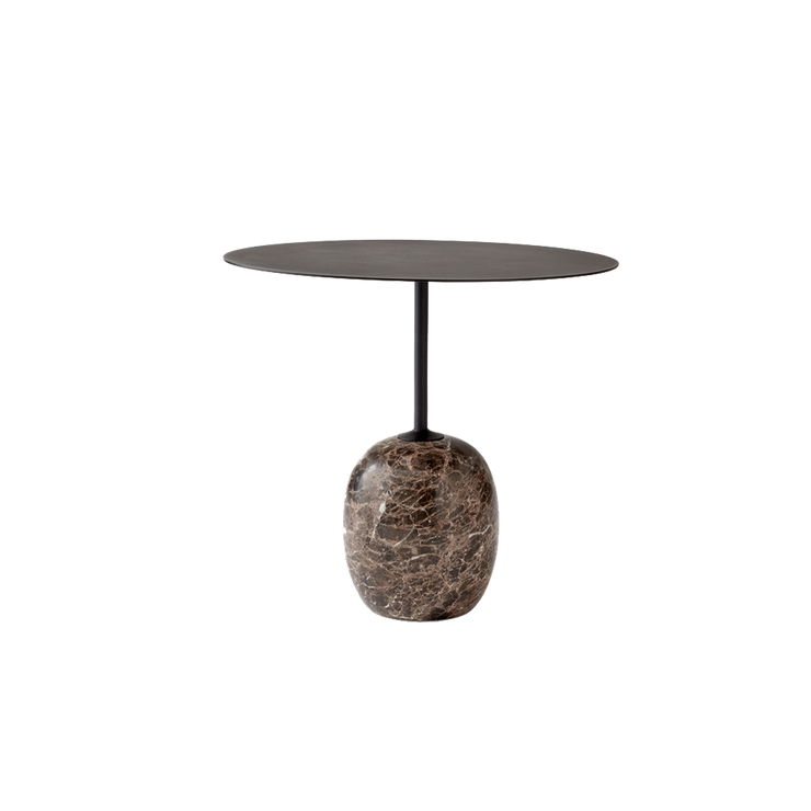 Det vakre sidebordet Lato LN9 fra &amp;tradition, ligner ved første øyekast en skulptur. Den ovale bordplaten balanserer vakkert på en base i marmor, og er designet av Luca Nichetto.