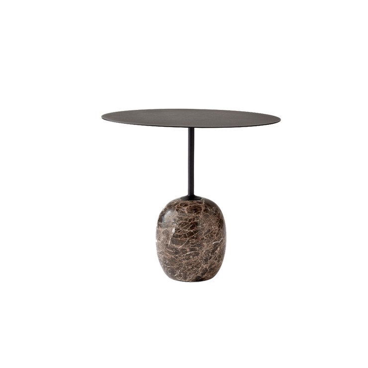 Det vakre sidebordet Lato L9 fra &amp;tradition, ligner ved første øyekast en skulptur. Den ovale bordplaten balanserer vakkert på en base i marmor, og er designet av Luca Nichetto.