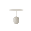 Det vakre sidebordet Lato LN9 fra &tradition, ligner ved første øyekast en skulptur. Den ovale bordplaten balanserer vakkert på en base i marmor, og er designet av Luca Nichetto.