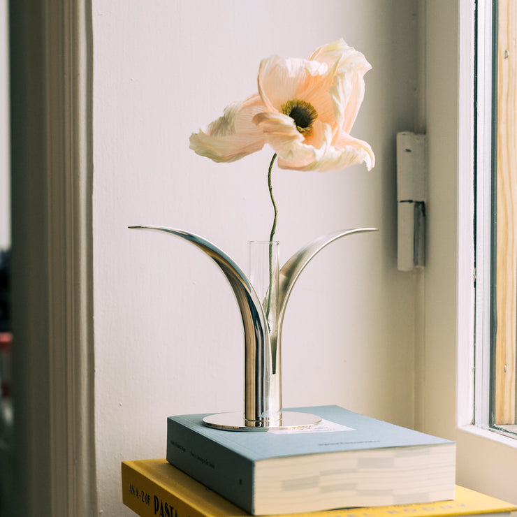 Lysestaken kan kjøpes samen med en glassinsas som gjør den til en liten vase. Her med papirblomst laget av Studio Peel. 