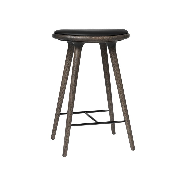Høyde 74 cm . Treverket av eik er behandlet slik at fargen er mørk og grålig.