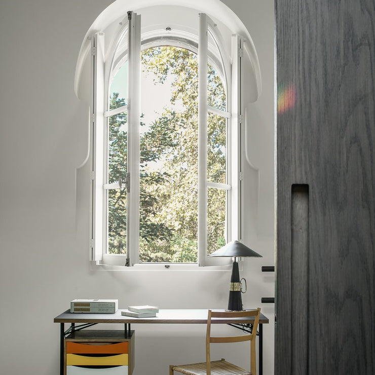 Boken byr på inspirerende eksempler på fantastiske hjem innredet med mid century-design