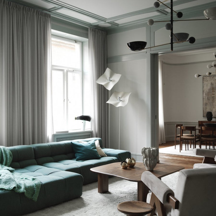 Boken byr på inspirerende eksempler på fantastiske hjem innredet med mid century-design