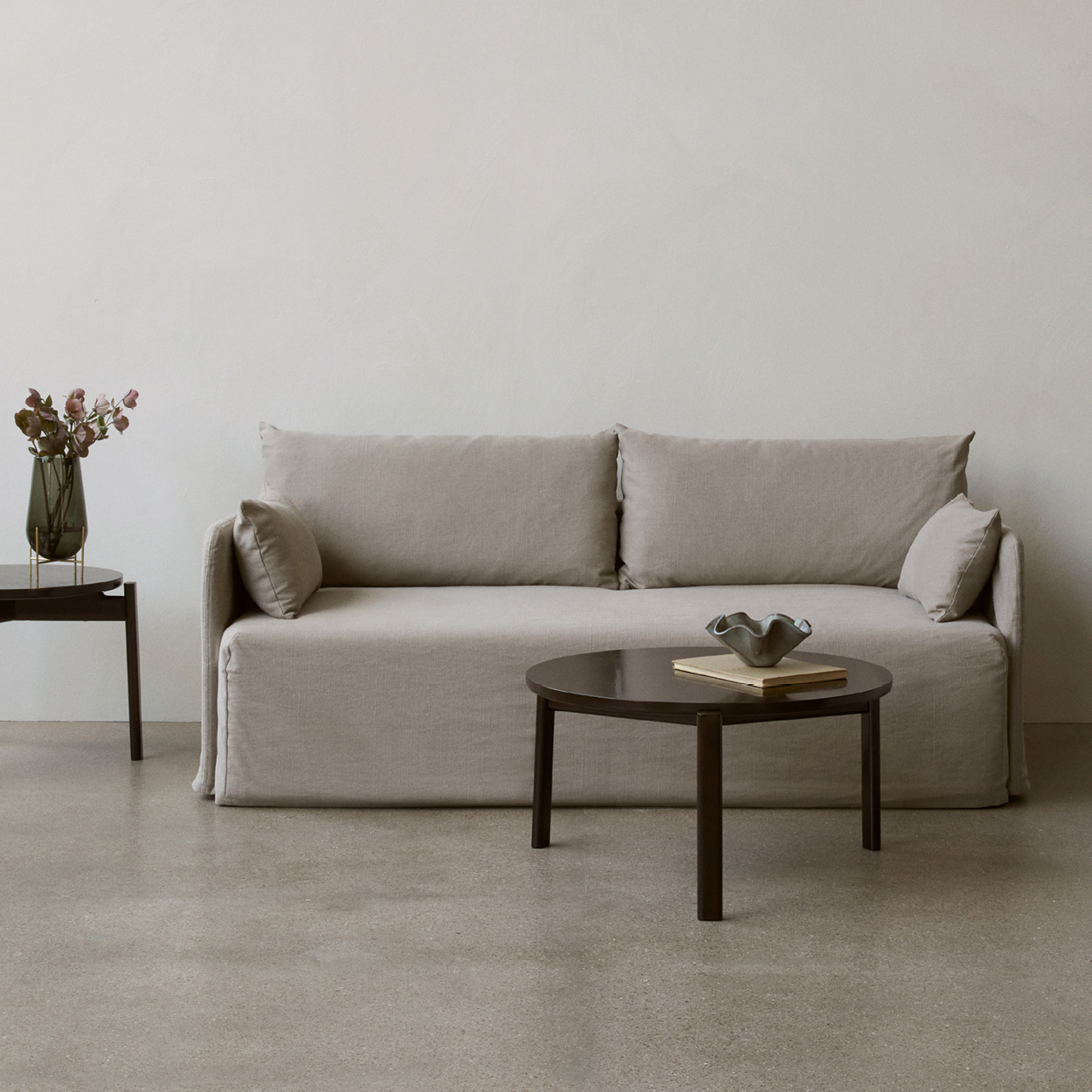 Offset 2-seter i tekstilet Cotlin, farge Poppy Seed