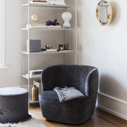 Lenestolen Stay fra Gubi, er designet av Space Copenhagen og har en vakker og buet form.