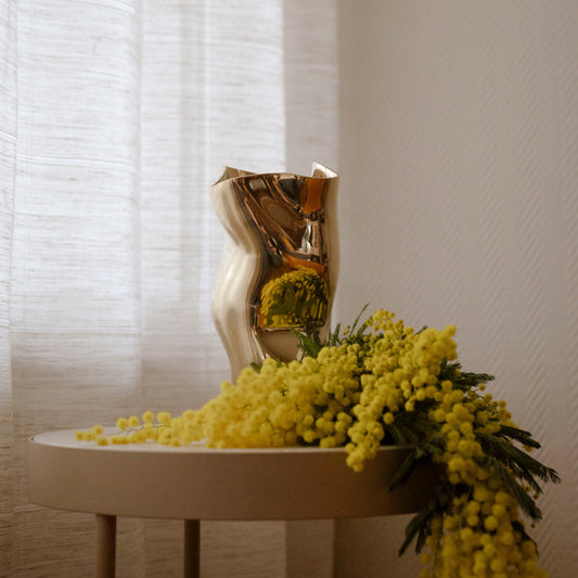 Vase i messing. Ostrea Gold fra Hein Studio. 