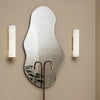 Speilet er inspirert av vann og passer perfekt på et bad. Her sammen med vegglampene Vuelta.