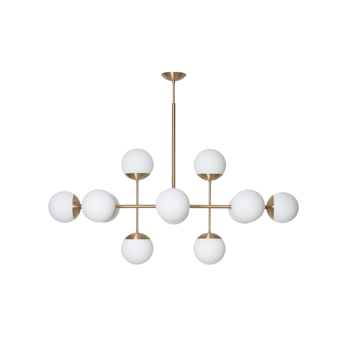 Taklampen Lord Ballroom fra Rubn, med 12 kupler et et nydelig alternativ til gamle lysekroner. Lampen passer både godt boliger med klassiske detaljer, som rosett og stukkatur, og i mer moderne rom.