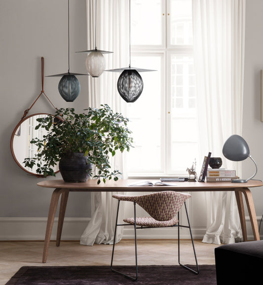 Satelite Pendant er laget av metall og sprer et mykt og behagelig lys.