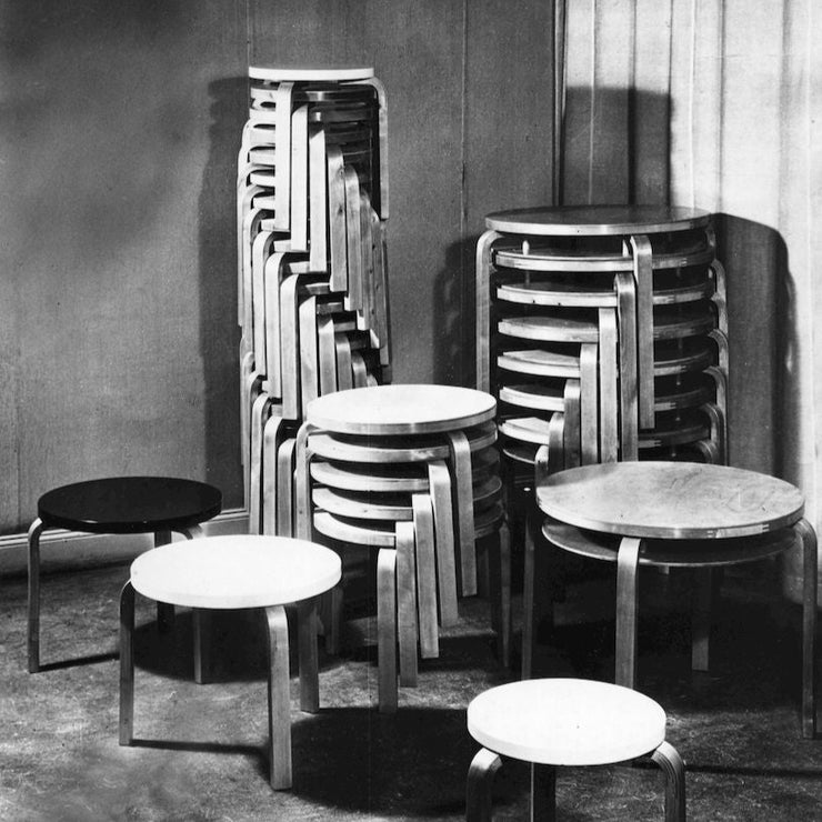 Stool 60 ble designet i 1933 og er nå et av verdens mest populære møbler