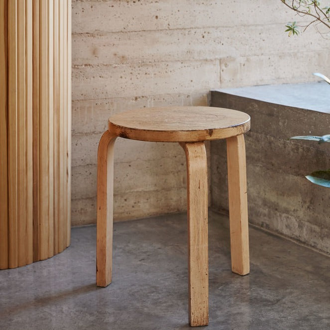 Stool 60 blir bare vakrere med årene, når den får patina og merker av levd liv.