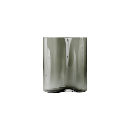 Vasen Aer har en elegant og myk form, og er laget i munnblåst, sotet glass.