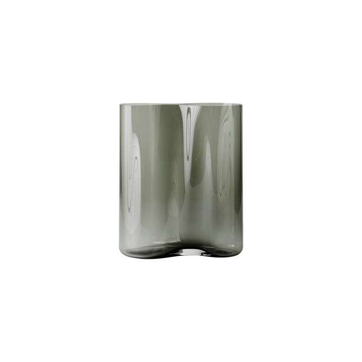 Vasen Aer har en elegant og myk form, og er laget i munnblåst, sotet glass.