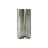 Vasen Aer har en elegant og myk form, og er laget i munnblåst, sotet glass.