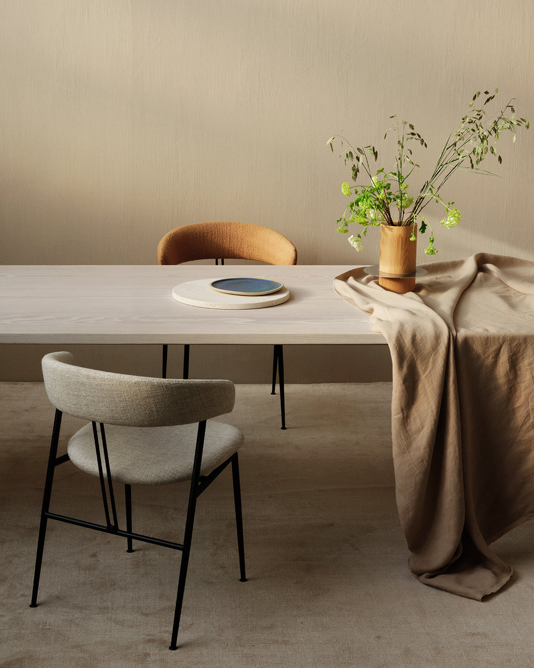 Spisestolen Violin fra Gubi er et perfekt eksempel på at god komfort kan komme i elegant innpakning. Den er designet av den dansk-italienske duoen GamFratesi. Stolen er vakker når mange står sammen rundt et spisebord, men den er også såpass dekorativ og komfortabel at den kan brukes på hjemmekontoret, eller som alternativ til lenestol ved sofaen.