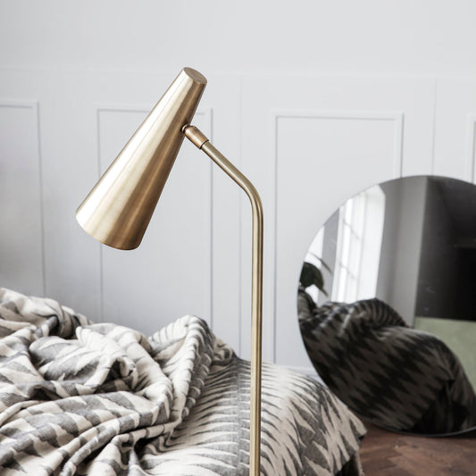 Elegant gulvlampe med messingfinish