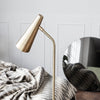 Elegant gulvlampe med messingfinish