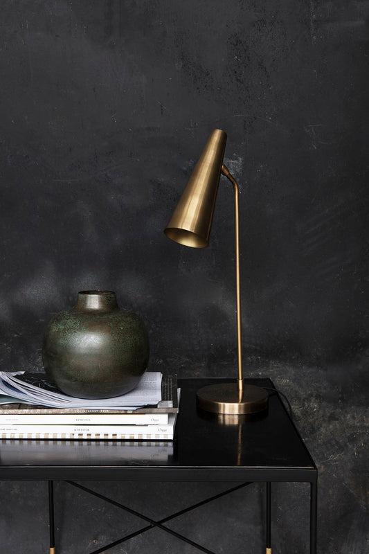 Elegant bordlampe med messingfinish